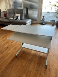 Rollbares und höhenverstellbares Pult - Gratisinserat.ch