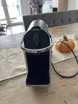 Einfache Nespresso Kaffeemaschine mit Zubehör zu verkaufen 