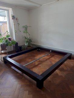 Schönes Bettgestell aus Massivholz