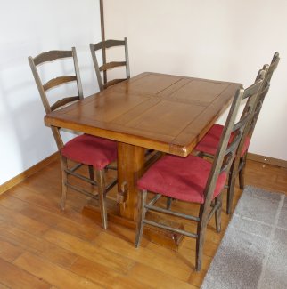 Tisch mit 4 Stühlen, Massivholz Eiche, stabil, zerlegbar - Gratisinserat.ch