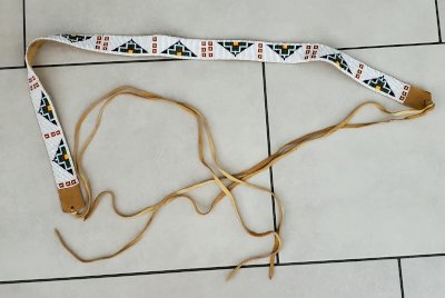 Indianergürtel aus Wildleder mit Perlenstickerei.