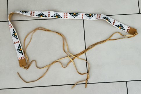 Indianergürtel aus Wildleder mit Perlenstickerei.
