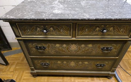 Kommode mit Bauernmalerei und Steinplatte