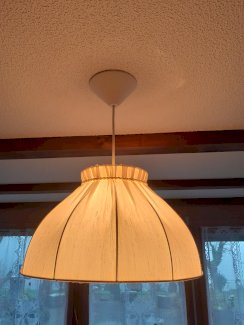 Schöne Deckenlampe abzugeben.
