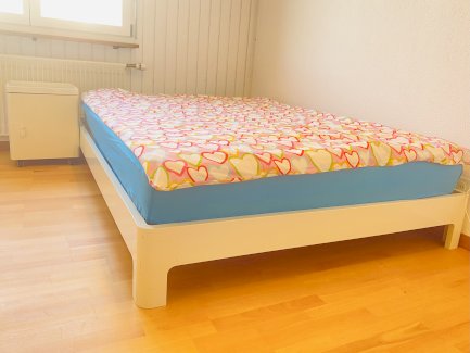 Doppelbett (140) inkl. Matratze, Lattenrost, Nachttisch 