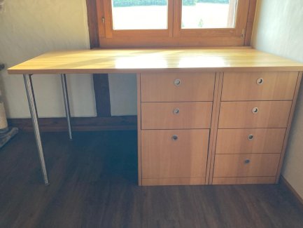 Sehr schönes Pult mit geräumigem Korpus Massivholz