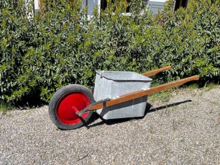 Schubkarren als fahrbarer Pflanzentrog - Gratisinserat.ch