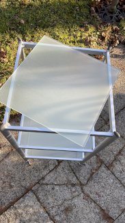 Glasetagere auf Rollen 