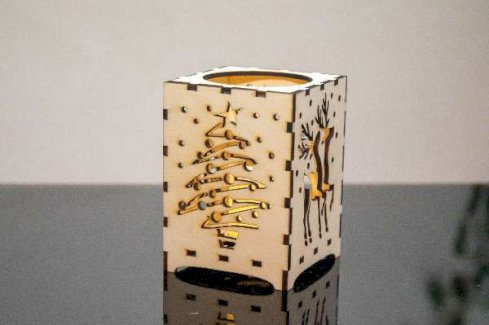 Weihnachtliche Holzlaterne mit Rentier, Tannenbaum etc. - Gratisinserat.ch