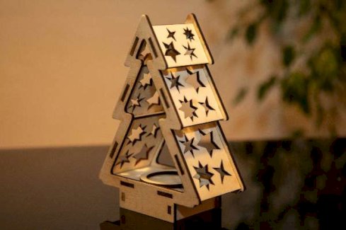 Weihnachtsbaum-Laterne aus Holz mit Sternen - Gratisinserat.ch