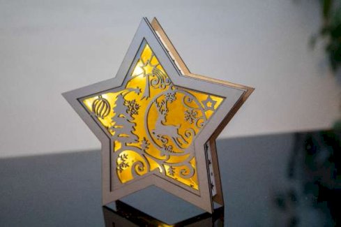 BELEUCHTETER HOLZSTERN MIT RENTIER-MOTIV - Gratisinserat.ch