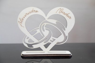 Personalisierter Herz-Aufsteller aus Holz mit Eheringen