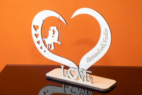 Personalisierte Holzherz-Dekoration mit Liebespaar - Gratisinserat.ch
