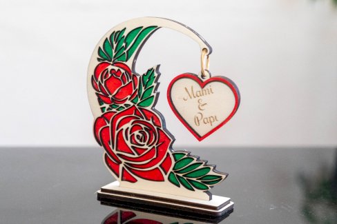 PERSONALISIERTES HOLZ-DISPLAY MIT ROSEN UND HERZ