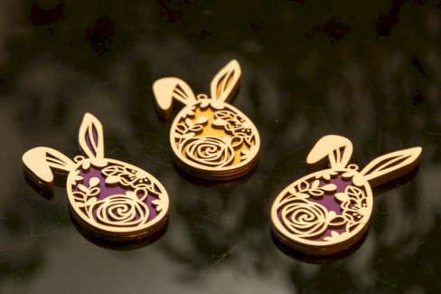 OSTERHASEN-ANHÄNGER AUS HOLZ MIT BLUMENMUSTER - Gratisinserat.ch