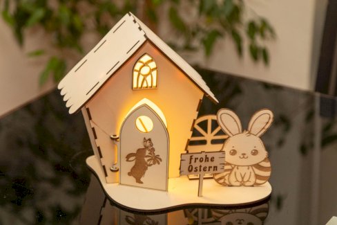 BELEUCHTETES HÖLZERNES OSTERHAUS MIT HASEN-MOTIV - Gratisinserat.ch