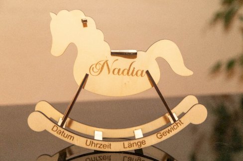 PERSONALISIERTES SCHAUKELPFERD AUS HOLZ ZUR GEBURT