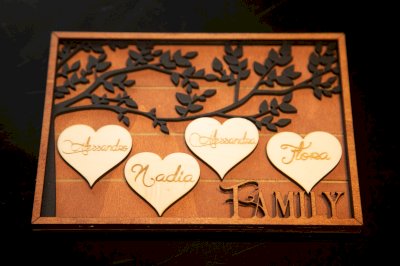 PERSONALISIERTER HÖLZERNER FAMILIEN-BAUM MIT GRAVIERTEN HERZEN