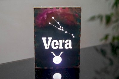 PERSONALISIERTE LED-LEUCHTBOX MIT STERNZEICHEN UND NAME