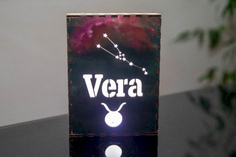 PERSONALISIERTE LED-LEUCHTBOX MIT STERNZEICHEN UND NAME - Gratisinserat.ch