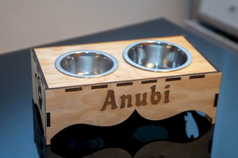 PERSONALISIERTE HOLZ-FUTTERSTATION FÜR HUNDE ODER KATZEN - Gratisinserat.ch