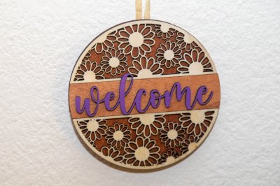 RUNDES HOLZ-WILLKOMMENSSCHILD MIT BLUMENMUSTER