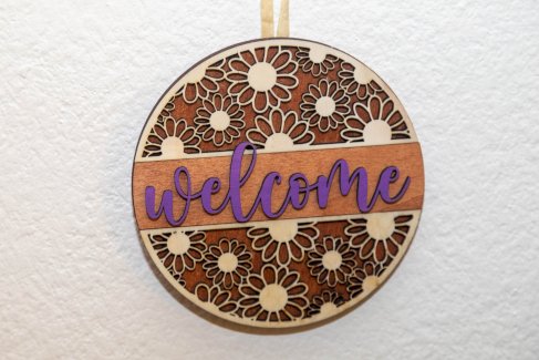 RUNDES HOLZ-WILLKOMMENSSCHILD MIT BLUMENMUSTER