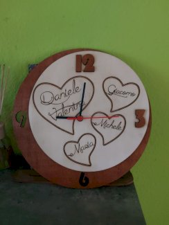 PERSONALISIERTE FAMILIEN-WANDUHR AUS HOLZ  - Gratisinserat.ch