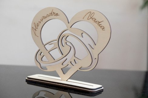 PERSONALISIERTES HOLZHERZ ZUR HOCHZEIT MIT VERSCHLUNGENEN RINGEN