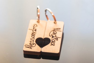 PERSONALISIERTES HERZ-SCHLÜSSELANHÄNGER-SET AUS HOLZ