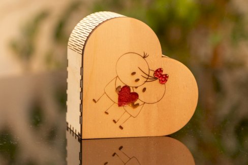 HERZ-GESCHENKBOX AUS HOLZ MIT PERSONALISIEBARE-GRAVUR - Gratisinserat.ch