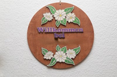 PERSONALISIERTE WILLKOMENS-TÜRSCHILD AUS HOLZ
