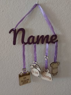 PERSONALISIERTES GEBURTS-NAMENSSCHILD AUS HOLZ