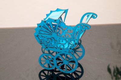 MINIATUR-KINDERWAGEN AUS LASERGESCHNITTENEM HOLZ