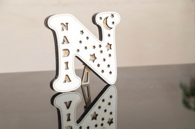 PERSONALISIERTER HOLZ-BUCHSTABE MIT LED-LICHTER