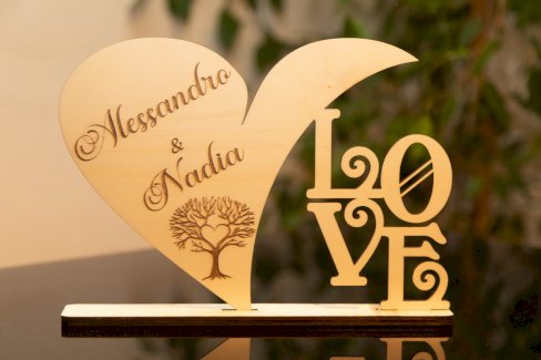 PERSONALISIERTER HERZ-AUFSTELLER Dieser handgefertigte Holz-Aufsteller ist die perfekte Liebeserklärung. Er kombiniert ein Herz mit individueller Namensgravur und einem stilvollen LOVE-Schriftzug. Ein ideales Geschenk zur Hochzeit, zum Jahrestag oder als 