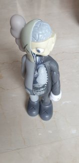KAWS Companion Flayed Open Edition grau + 1 Stk. in schwarz