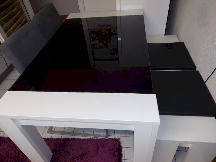Tisch mit Bank und 2 Stühlen