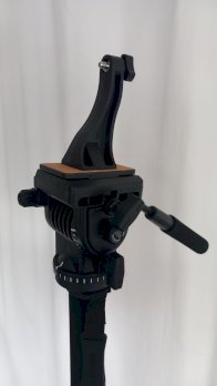 Stativ: Levenhuk Level PLUS MP20 Boden & Handstativ-Set mit Fluidkopf, klappbaren Beinen