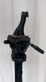 Stativ: Levenhuk Level PLUS MP20 Boden & Handstativ-Set mit Fluidkopf, klappbaren Beinen