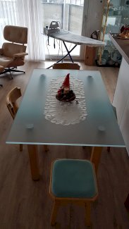 Glastisch mit 2x Stühle und 2 Hocker - Gratisinserat.ch