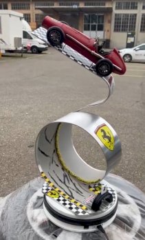 Skulptur Alu Profil mit Rennwagen Ferrari