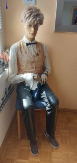 Männliche Schaufensterpuppe in sitzender Position - Gratisinserat.ch