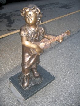 Bronzefigur Mädchen mit Gitarre  