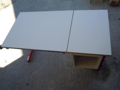 Pult mit hochklappbarem, magnetischem Tischblatt