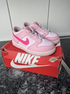 Fast nie gebrauchter Nike Kids Dunk Low Triple Pink Schuh