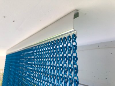 Türvorhang aus eloxierten Aluminiumketten 