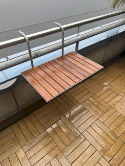 Neuwertiger und praktischer Balkonhängetisch für‘s Geländer - Gratisinserat.ch