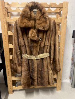 Damen Pelzmantel mit Swarovski Gurt - Gratisinserat.ch