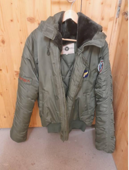 Bomberjacke mit Kaputze